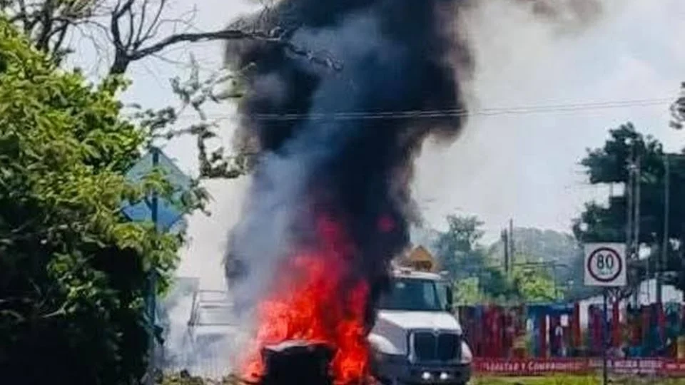 Ataque incendiario a camiones mineros en Carretera de Guerrero Ataque incendiario a camiones mineros en Carretera de Guerrero