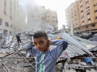 28 niños