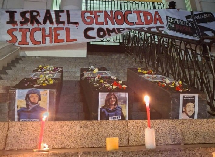 Caminata y velatón por Palestina en Ñuñoa: Despliegan lienzo contra Sichel y tildan de “cómplice”