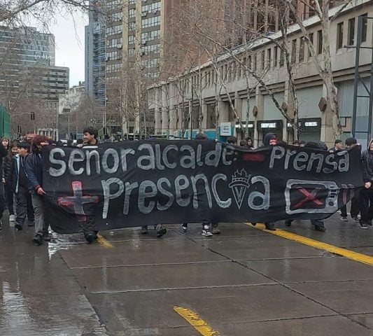 Alumnos de liceos emblemáticos exigen diálogo con el alcalde Bellolio