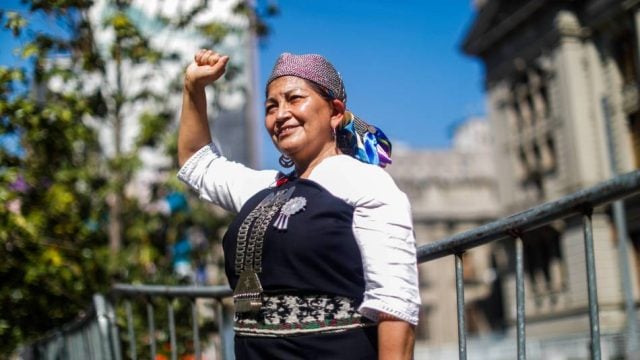 Elisa Loncon: Rechazada por el Frente Amplio, ahora se une a las filas del Partido Comunista para el Senado