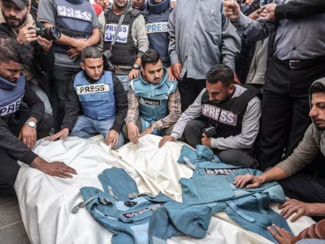 “Periodistas bajo fuego”: ataque israelí al Hospital Nasser deja 5 comunicadores muertos y conmoción global
