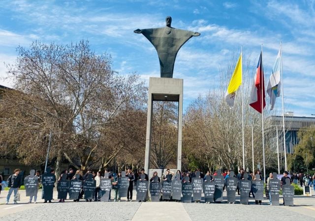 Colectivo de Memoria y DDHH de la UC recordó a estudiantes de la casa de estudios que fueron víctimas de la dictadura civil-militar