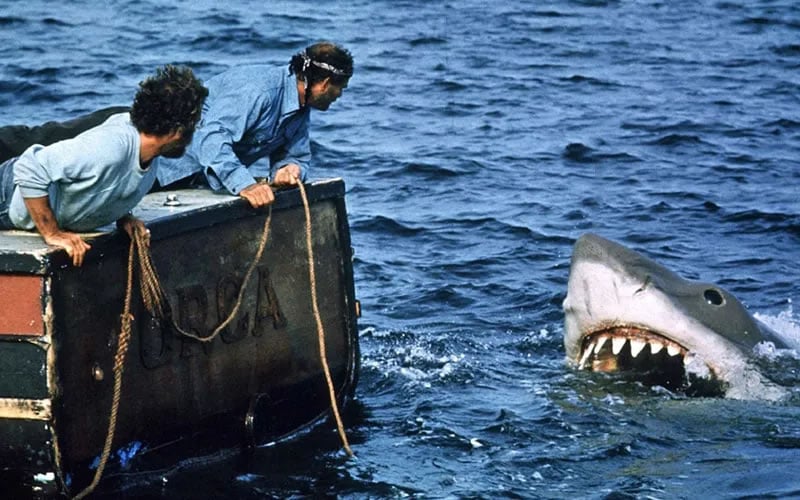 La poesía también muerde: Llega a Chile el libro que re-imagina la película Tiburón