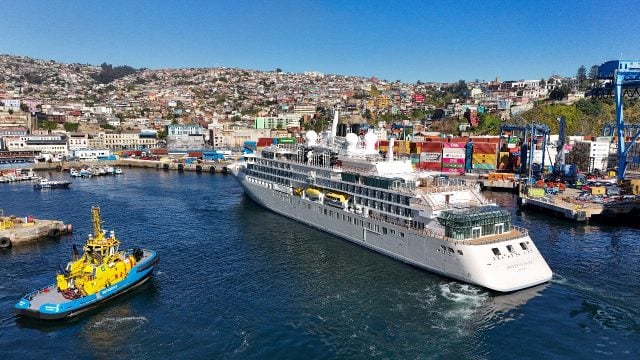 Nave para expediciones «de lujo» abrió la temporada de cruceros 2025-2026 en Valparaíso