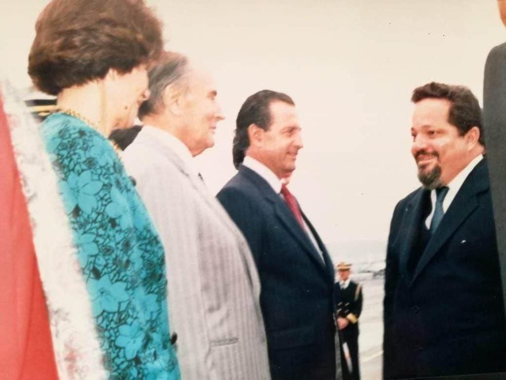 César Verduga con el expresidente de Francia, François Mitterrand.