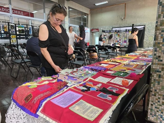 Libro bordado con arpilleras narra la historia del actual Sitio de Memoria Estadio Víctor Jara