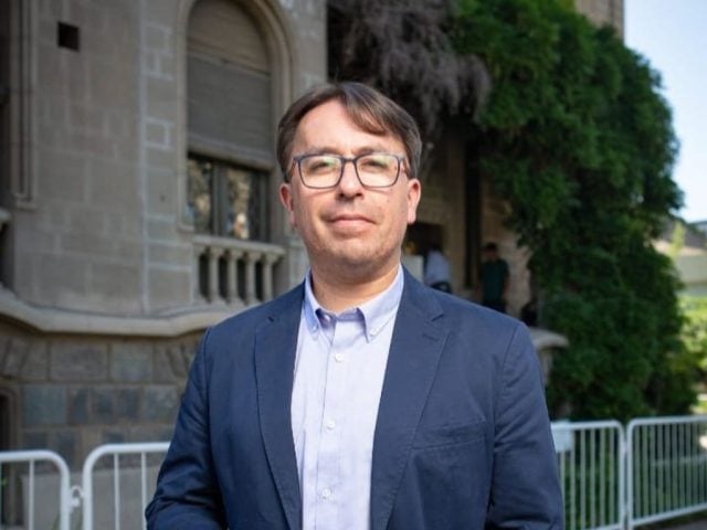 Profesor de escuela rural chilena alcanza reconocimiento global