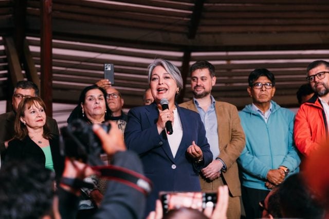 Fin al sobreendeudamiento y plan de ayudas a deudores: Las propuestas de Jeannette Jara respecto a las deudas que agobian a los chilenos