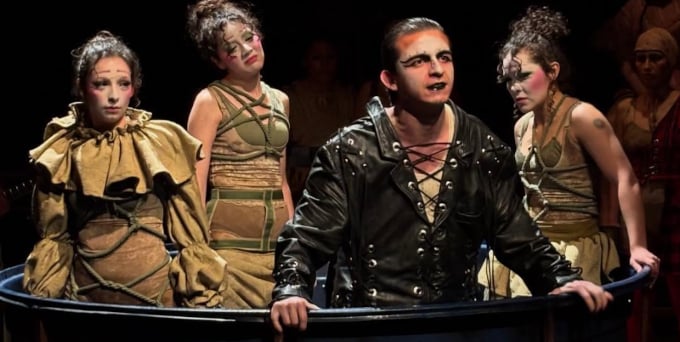 Últimas funciones de «Marat/Sade»: la cruda versión libre que cierra la temporada del Departamento de Teatro de la Universidad de Chile