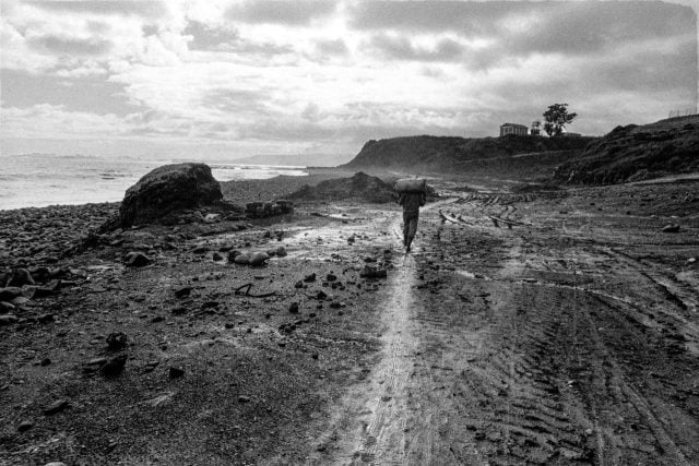 «Oro Negro»: Photographer Héctor López’s New Book Revisits Lota Through Walking, Memory, and Archive