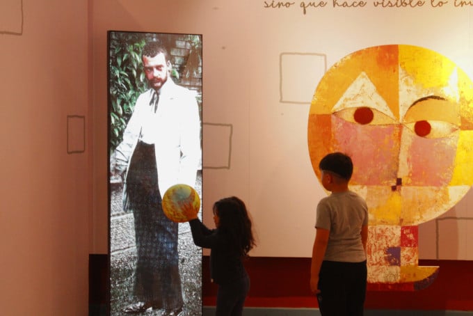 Un museo para tocar: «Klee, la magia del color» invita a niños y jóvenes a crear arte en Valdivia