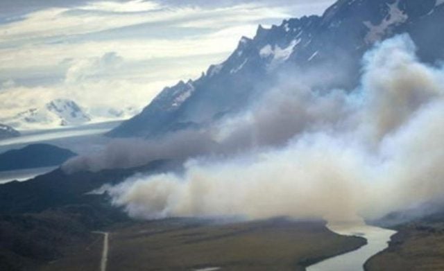 Estadounidenses y franceses expulsados de Torres del Paine por usar fuego: no podrán volver por 3 años y donarán a Bomberos