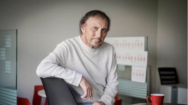 Por qué la narración de Carlos Pinto sigue presente en la cultura pop chilena