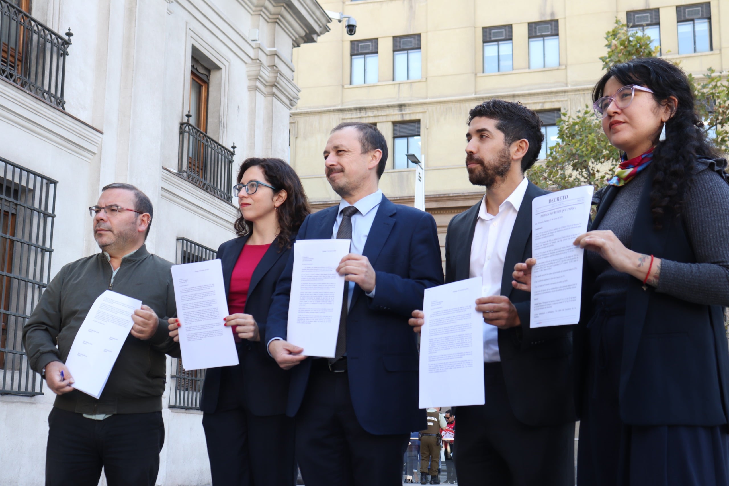 Diputados de oposición entregan carta a Kast para revertir el alza de combustibles vía decreto