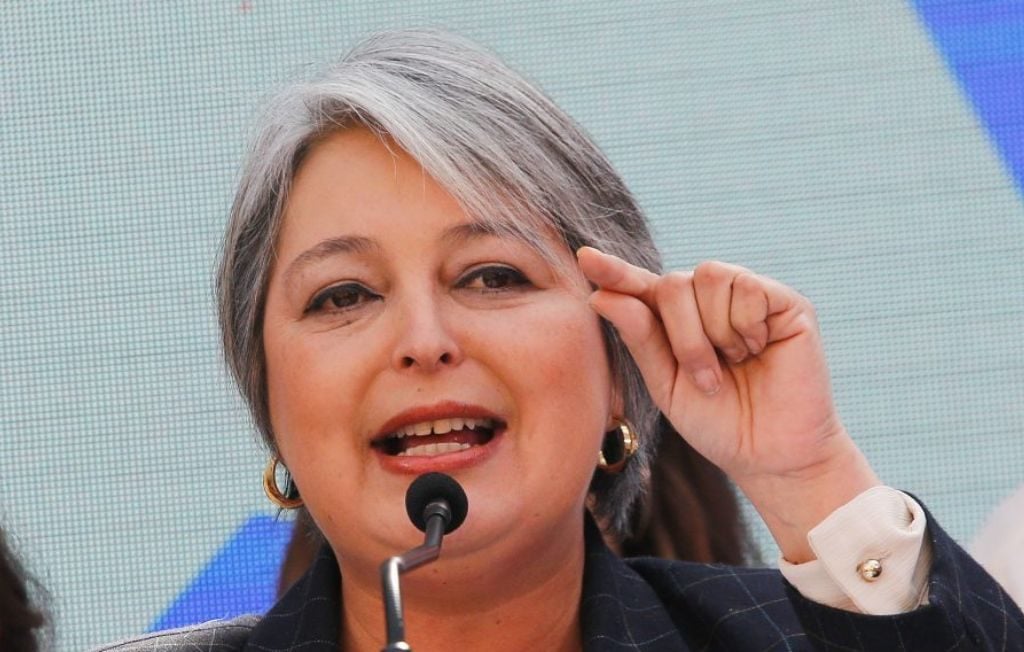 Jara encara a Kast por alza de combustibles: “El gobierno está apagando el incendio con bencina”