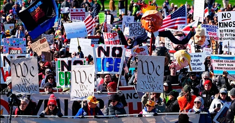 ¡Más de 8 millones en las calles! EE.UU. vive una masiva protesta contra el autoritarismo de Trump bajo el grito «No Kings»