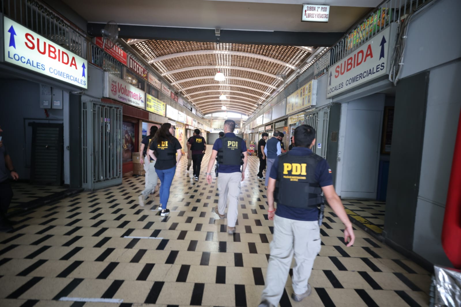 PDI decomisa más de 37 mil libros piratas en calle San Diego de Santiago: Corporación del Libro y la Lectura advierte presencia de grupos criminales organizados