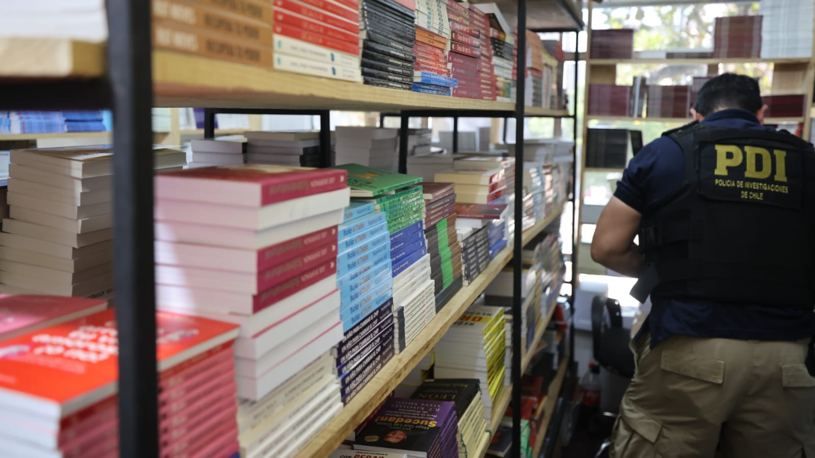 PDI Uncovers Over 37,000 Pirated Books in Santiago’s San Diego Street Amid Rising Organized Crime Concerns