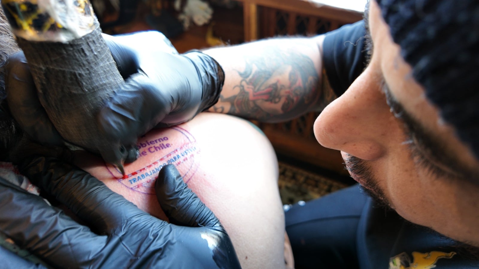«Trabajando para usted»: Artista Francisco Tapia (ex Papas Fritas) se tatúa logo desechado por el gobierno de Kast
