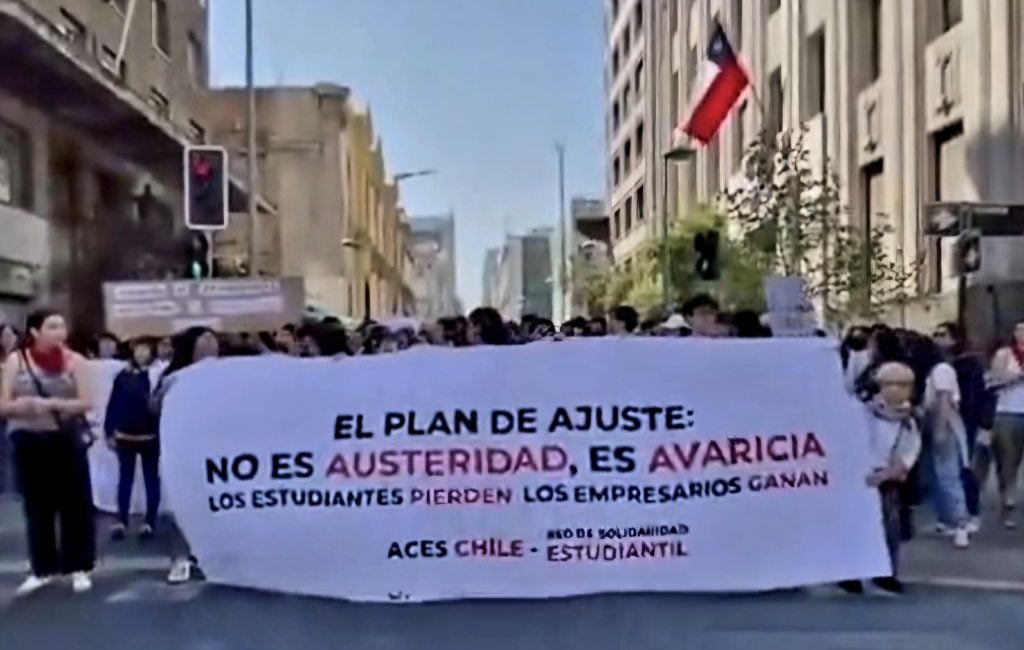 El bencinazo escala: tras cacerolazos y protesta en el Metro, estudiantes convocan a nueva movilización