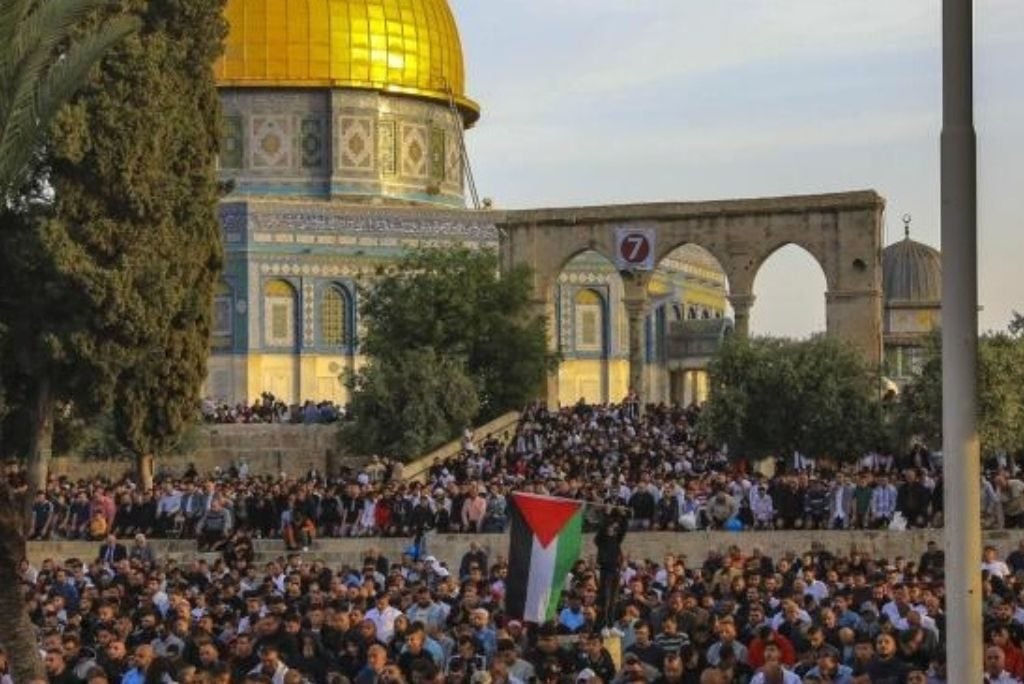 Por primera vez desde 1967: Israel bloquea rezo masivo de fieles palestinos en mezquita de Jerusalén