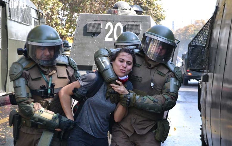 Seguridad, orden público, represión y un uniforme de tres millones que no protege de un piedrazo