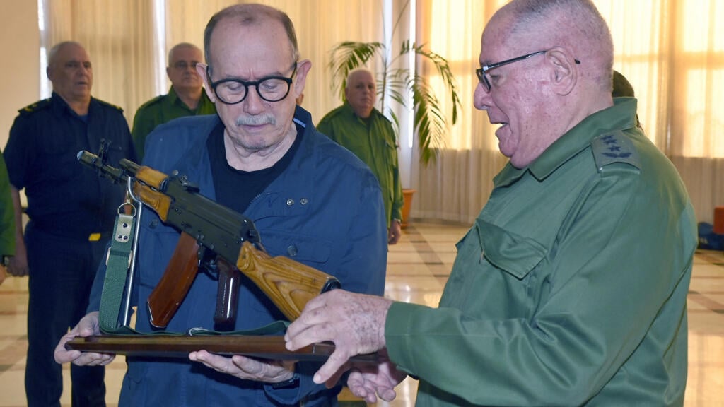 Silvio Rodríguez recibió su arma para defender a Cuba: Lo había exigido ante una eventual invasión de EE.UU.