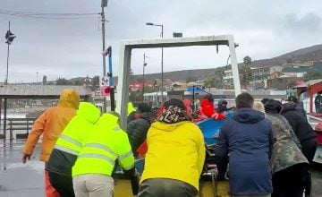 Diputado Manouchehri y alcalde de Coquimbo se suman a pescadores para resguardar botes en pleno temporal