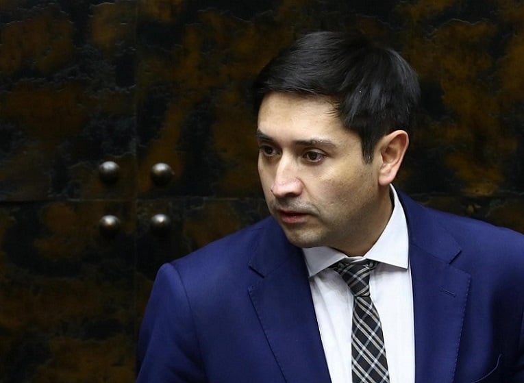 Senador Miguel Ángel Calisto bajo fuego: Acusan financiamiento irregular y sobornos a exfiscal