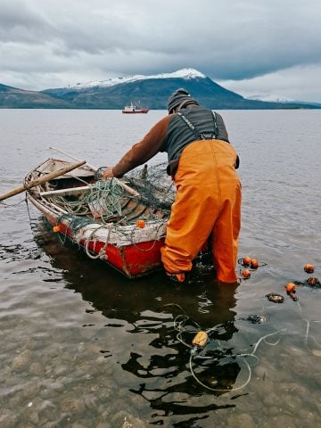 Comunidad Kawésqar Nómades del Sur: “La fila que la industria salmonera logra saltar”