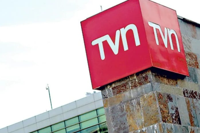Revelan que TVN se niega a transparentar el contrato con un exsocio del jefe de comunicaciones de Kast
