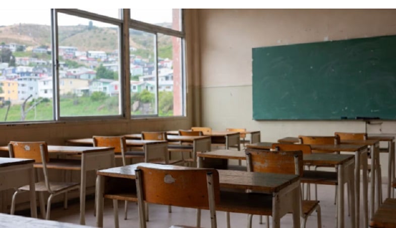 Trabajaron toda su vida haciendo clases y se jubilaron sin cotizaciones: La millonaria deuda a 24 profesores de Ancud