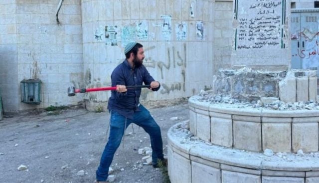 El rostro de la “amistad” con Chile: diputado de ultraderecha israelí destruye a mazazos memorial palestino en Cisjordania ocupada