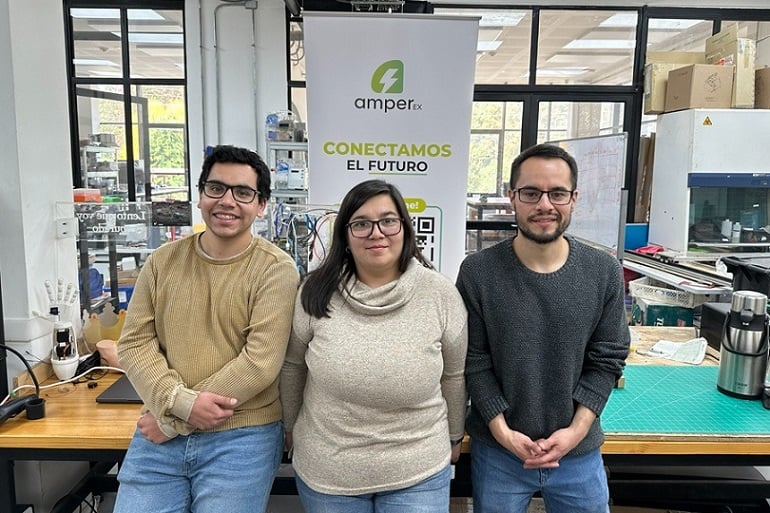 Egresados de Ingeniería UACh impulsan electromovilidad sustentable en el sur con software de gestión energética inteligente