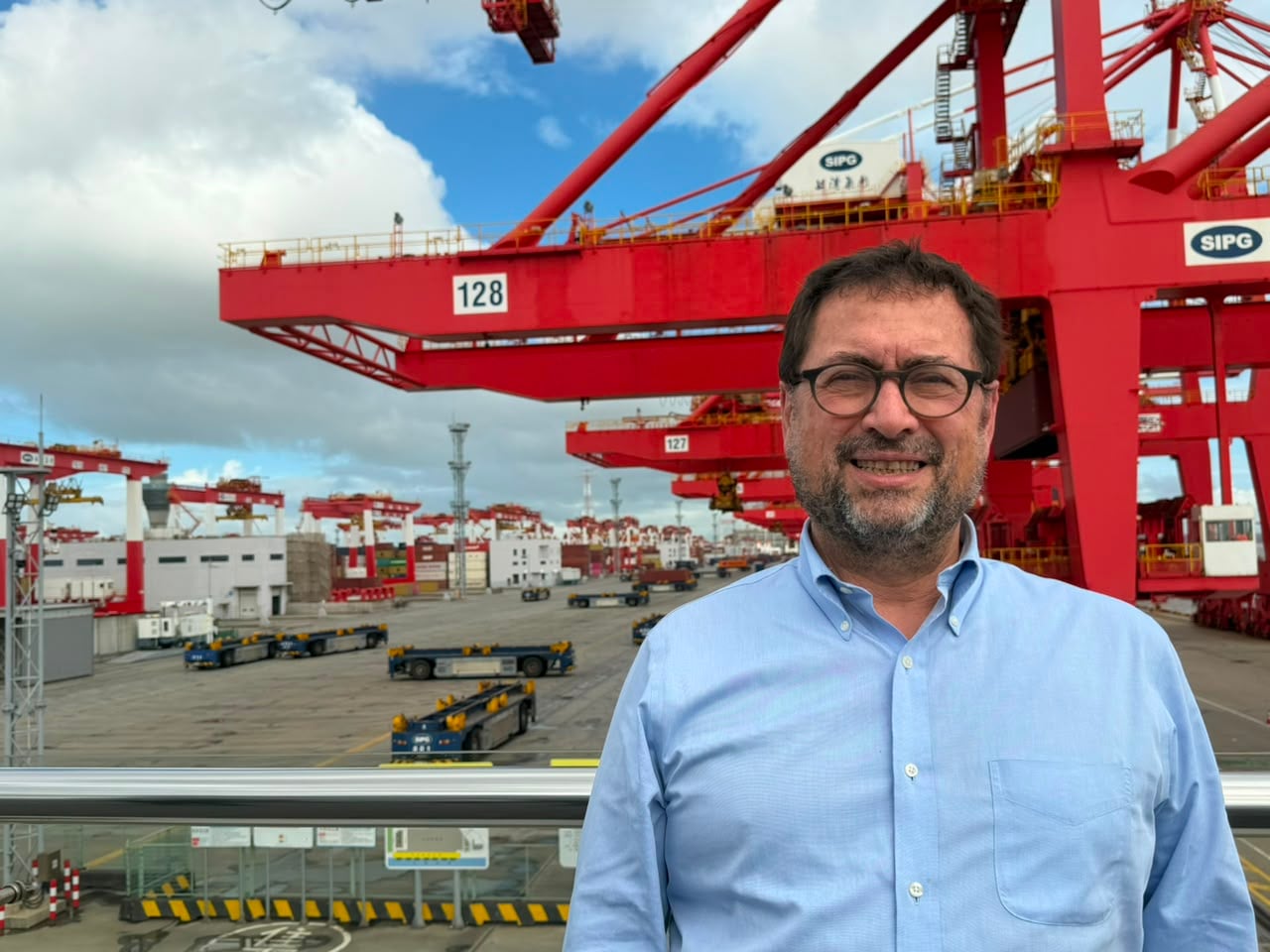 Chilean Foreign Minister Pérez Mackenna Explores Shanghai Port, Key Hub for Exports to China