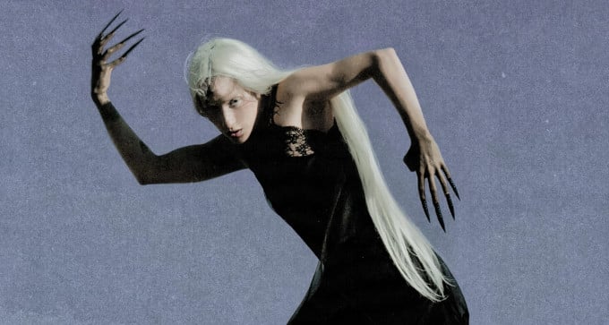 Con un mapa de sombras y oleaje, Javiera Electra inicia el ritual de despedida de su disco «Helíade»