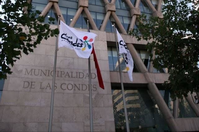 Las Condes: Ganan lo que 22 profesores juntos, pero no lograron entregar a tiempo el aguinaldo de Fiestas Patrias