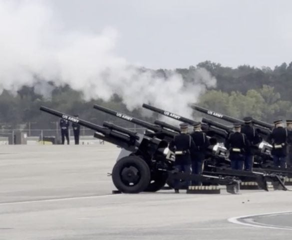 Trump recibe a Xi con una inusual salva de 21 cañonazos en la Base Conjunta Andrews