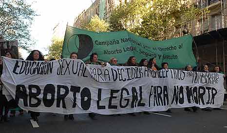 Aborto por violación sería constitucional: Los argumentos a favor de 3 causales de la Segpres