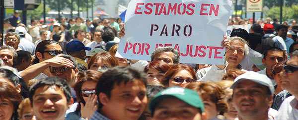 Piñera va por los diez mil despidos y funcionarios públicos reinician el paro