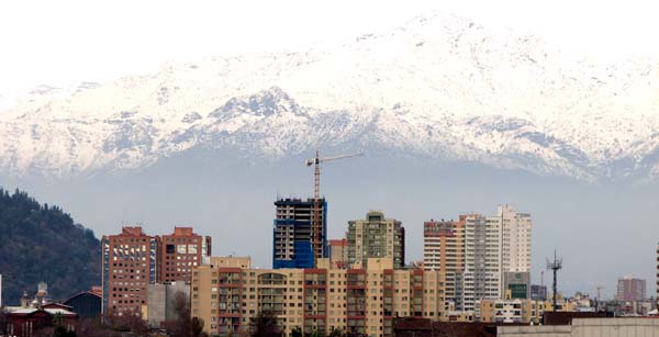 Vecinos de Las Condes paralizan construcción de edificio